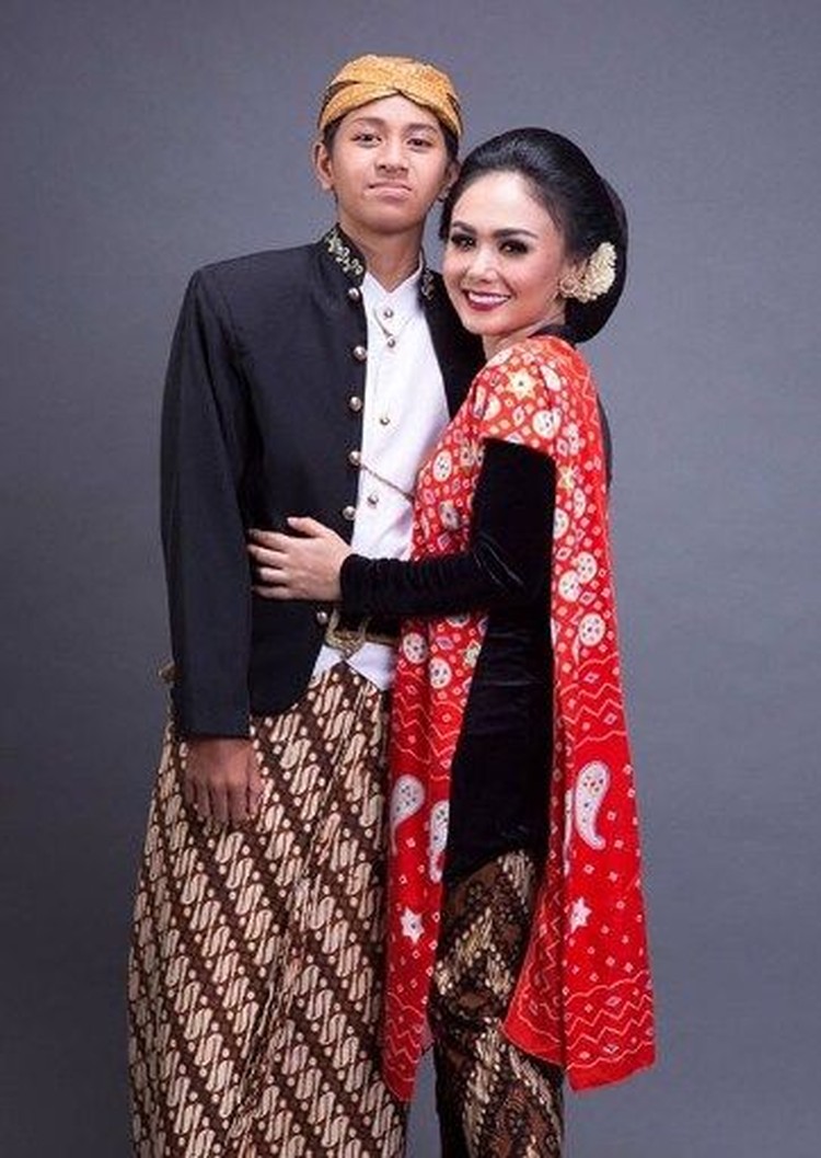 Potret Dekatnya Yuni Shara dengan Dua Jagoannya Potret Dekatnya Yuni Shara dengan Dua Jagoannya