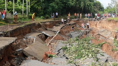 Curah Hujan Tinggi, Jalan di Nagari Kumanis Amblas
