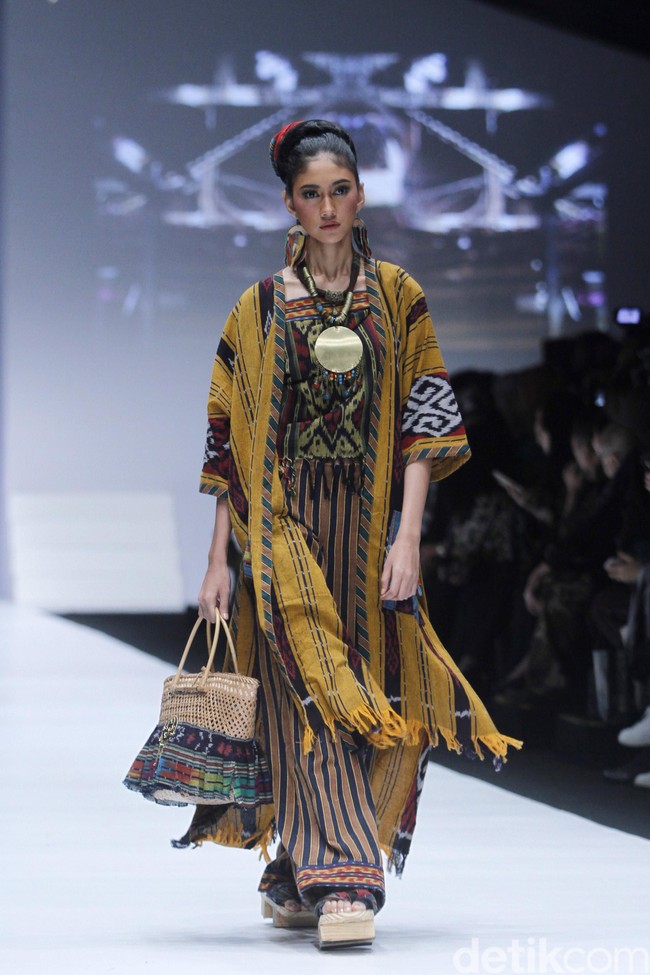 Anne Avantie merilis koleksi busana tenun dalam fashion show bertajuk Badai Pasti Berlalu, di Jakarta Fashion Week 2019, Senayan City, Jakarta, Selasa [23/10/2018]. Foto: Mohamamd Abduh/Wolipop