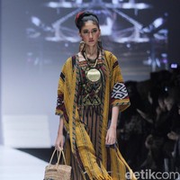 Anne Avantie merilis koleksi busana tenun dalam fashion show bertajuk Badai Pasti Berlalu, di Jakarta Fashion Week 2019, Senayan City, Jakarta, Selasa [23/10/2018]. Foto: Mohamamd Abduh/Wolipop