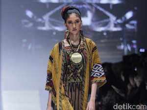 Foto: Inilah 15 Busana dari Kain Tenun Buatan Anne Avantie