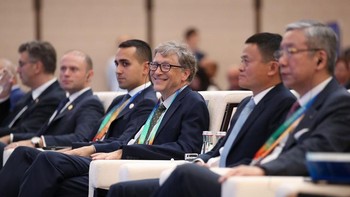 Tampak Bill tak henti-henti mengumbar senyuman. Foto: Getty Images