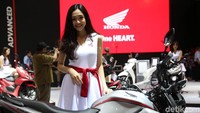 Senyum manis yang dilempar ke udara juga sanggup membuat kaum pria melotot.