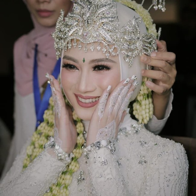 Melody Prima juga memakai henna dari Serhan Henna Art Bandung. Henna berwarna putih sedang hits dipakai para pengantin berhijab. Foto: Instagram/Radenannisabrides
