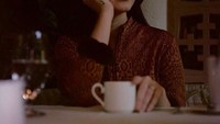 Elizabeth Woolridge Grant atau dikenal sebagai Lana Del Rey, merupakan penyanyi sekaligus penulis lagu dengan genre baroque pop hingga indie pop yang unik. Ini senyuman manisnya saat menikmati secangkir kopi. Foto: Istimewa
