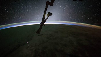 Astronot Nasa, Jack Fischer, menjepret kapsul Dragon dari SpaceX tampak memasuki Bumi kembali sebelum jatuh di lautan Pasifik. Foto: NASA