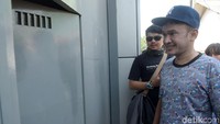 Ruben tak datang dengan tangan kosong, ia membawa makanan ringan dan lauk-pauk untuk Roro Fitria. Pool/Noel/detikFoto.
