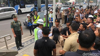 Keluar dari Depo MRT HI, Jokowi Diserbu Pedestrian