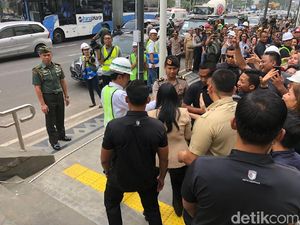 Keluar dari Depo MRT HI, Jokowi Diserbu Pedestrian