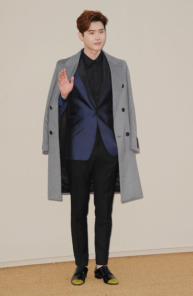 Lee Jong Suk mengawali karirnya sebagai model. Kala itu usianya baru 15 tahun dan ia menjadi pria termuda yang debut di program Seoul Collection di Seoul Fashion Week pada 2005. Foto: Getty Images