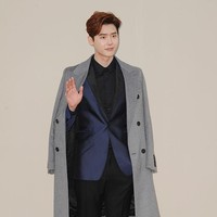 Lee Jong Suk mengawali karirnya sebagai model. Kala itu usianya baru 15 tahun dan ia menjadi pria termuda yang debut di program Seoul Collection di Seoul Fashion Week pada 2005. Foto: Getty Images