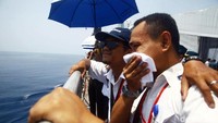 Sejumlah kerabat korban penumpang Lion Air PK-LQP menangis saat menaburkan bunga di perairan Laut utara Karawang.