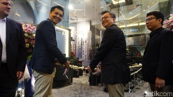 Simbolis potong pita pun dilakukan oleh Rudi Hidayat CEO PT V2 Indonesia dan General Manager KEF di Asia Pasifik, Lawrence Chu. (Foto: detikINET/Josina)