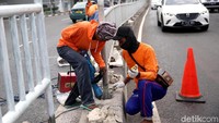 Pagar pembatas tersebut menggunakan besi dengan ukuran 1,25 meter.