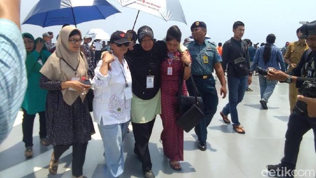 Keluarga korban Lion Air PK-LQP tabur bunga dari KRI Banjarmasin