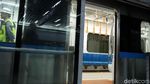 Gaya Jokowi Jajal MRT Pertama Kali