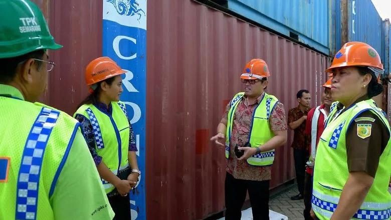 Kejagung Tahan Eks Jaksa Senior Chuck Terkait Kasus Lelang Aset Kejagung Tahan Eks Jaksa Senior Chuck Terkait Kasus Lelang Aset