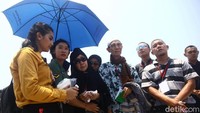 Suasana duka dan air mata tak henti mengiringi para keluarga korban saat berdoa bersama dan menabur bunga.