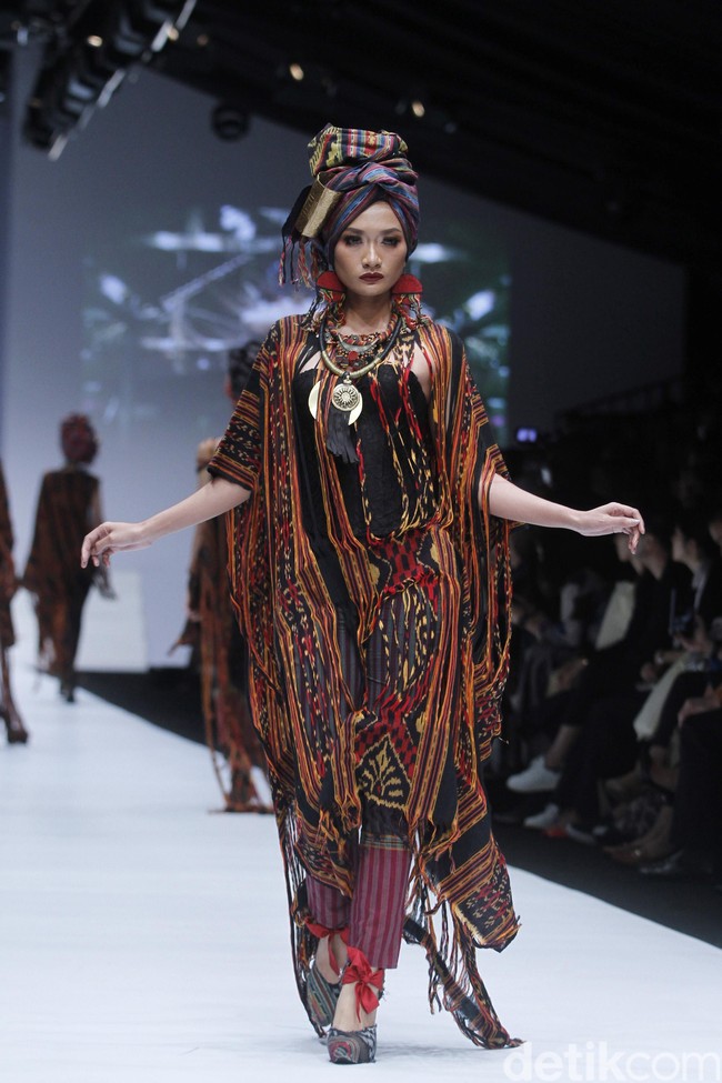 Anne Avantie merilis koleksi busana tenun dalam fashion show bertajuk Badai Pasti Berlalu, di Jakarta Fashion Week 2019, Senayan City, Jakarta, Selasa [23/10/2018]. Foto: Mohamamd Abduh/Wolipop