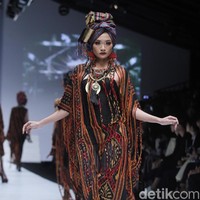 Anne Avantie merilis koleksi busana tenun dalam fashion show bertajuk Badai Pasti Berlalu, di Jakarta Fashion Week 2019, Senayan City, Jakarta, Selasa [23/10/2018]. Foto: Mohamamd Abduh/Wolipop