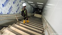 Saat ini tidak tampak pekerjaan berat pada proyek tersebut.