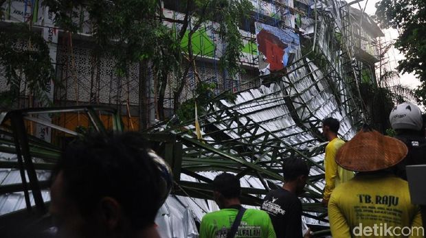 Diterjang Hujan dan Angin Kencang, Atap Stadion Wergu Kudus Ambruk 