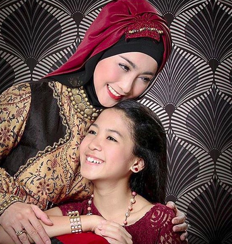 7 Momen Manis Desy Ratnasari dengan Anak