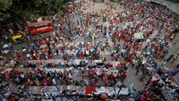 Warga pun mulai sibuk mempersiapkan diri menjelang perayaan Diwali atau dikenal juga dengan festival cahaya. Di perayaan Diwali orang-orang menggunakan pakaian baru dan membeli hadiah. Hal itu membuat pasar di sejumlah daerah di India ramai dikunjungi orang-orang, termasuk pasar di daerah Ahmedabad, India. Amit Dave/Reuters.