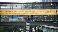 Proyek revitalisasi tiga JPO di Jalan Sudirman ini pun ditargetkan rampung pada 31 Desember 2018 mendatang.