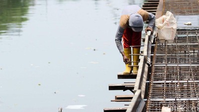Pembangunan Turap Sungai Ciliwung Dikebut Siang Malam