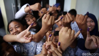 Antusiasme Siswa SD Saat Simulasi Mencoblos