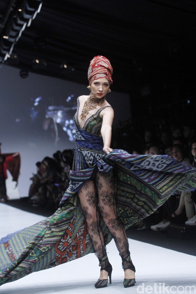 Anne Avantie merilis koleksi busana tenun dalam fashion show bertajuk Badai Pasti Berlalu, di Jakarta Fashion Week 2019, Senayan City, Jakarta, Selasa [23/10/2018]. Foto: Mohamamd Abduh/Wolipop