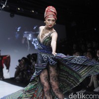 Anne Avantie merilis koleksi busana tenun dalam fashion show bertajuk Badai Pasti Berlalu, di Jakarta Fashion Week 2019, Senayan City, Jakarta, Selasa [23/10/2018]. Foto: Mohamamd Abduh/Wolipop
