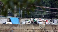 Meski sempat dirobohkan dan ditertibkan, kini gubuk-gubuk liar bangunan semi permanan kembali menjamur disepanjang bantaran Kanal Banjir Barat (KBB), Tanah Abang, Jakarta Pusat.