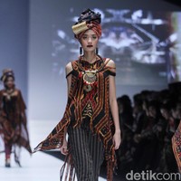 Anne Avantie merilis koleksi busana tenun dalam fashion show bertajuk Badai Pasti Berlalu, di Jakarta Fashion Week 2019, Senayan City, Jakarta, Selasa [23/10/2018]. Foto: Mohamamd Abduh/Wolipop