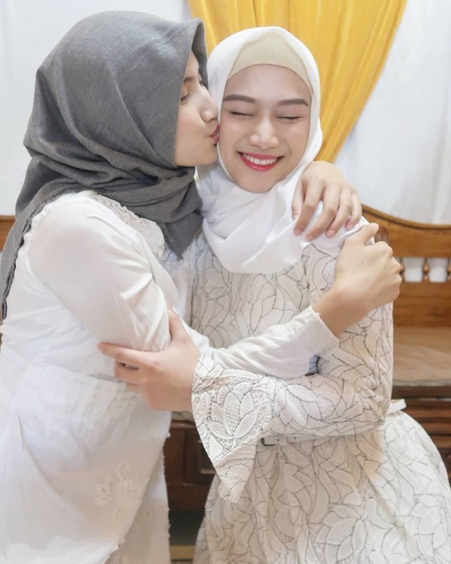 Untuk hijab, Melody memilih hijab segi empat yang sederhana. Hijab berwarna putih itu terbuat dari katun sehingga sedikit terlihat kaku dan formal.  Foto: Instagram/melodylaksani92
