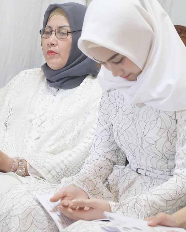 Keputusan Melody Laksani untuk berhijab sempat menggembarkan warganet. Mantan personel JKT 48 ini tampil berhijab pertama kalinya saat pemotretan Pre-wedding. Foto: Instagram/MelodyLaksani92