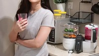 Pemilik nama lengkap Ayu Hastari Utami ini sekarang sudah menjadi seorang ibu. Tapi bodinya tetap langsing seperti masih gadis. Ternyata rahasianya adalah makan dan minum asupan yang sehat. Foto: instagram @ayuhastari