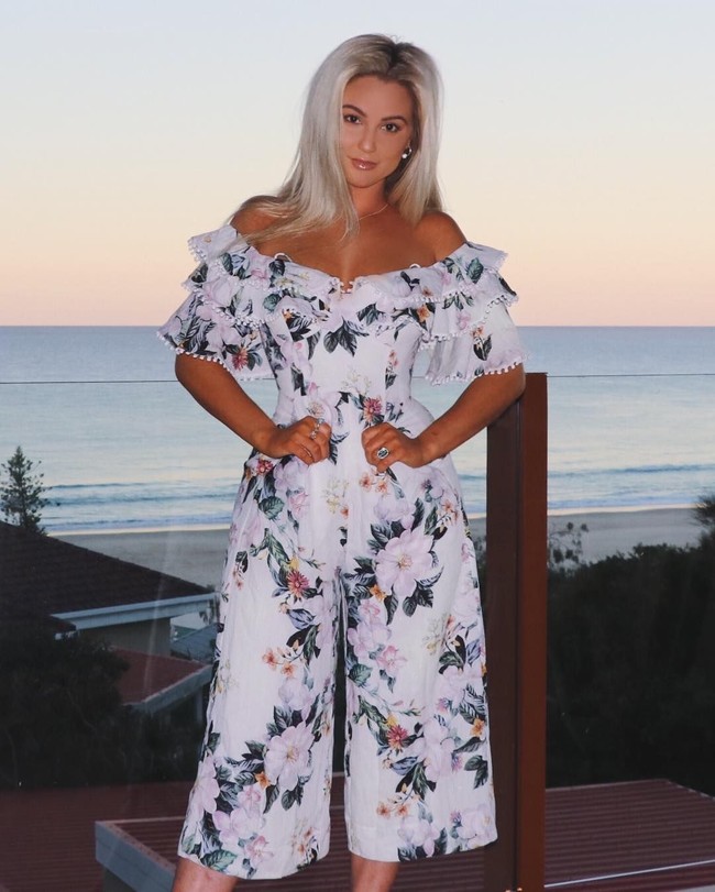 Suatu hari, Karina pun pindah tempat tinggal dan mulai melihat bentuk tubuh yang lebih beragam. Ketika itu, ia sadar bahwa bentuk tubuh sintal juga terlihat cantik. Aku ingat pernah berpikir, Aku lapar dan ketika itulah aku benar-benar mulai olaharga, mengangkat beban dan bukan hanya kardio, kata Karina. Foto: Instagram @karinairby