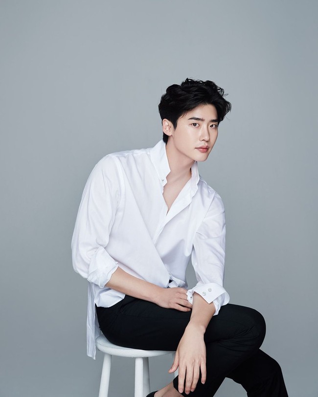 Kulit seputih porselen, Lee Jong Suk ternyata sempat tidak percaya diri. Ia pernah mencoba tanning kulit tapi bukannya jadi kecokelatan, kulitnya malah berubah merah-merah. Foto: Instagram/@jongsuk0206)