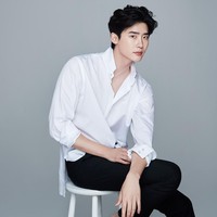 Kulit seputih porselen, Lee Jong Suk ternyata sempat tidak percaya diri. Ia pernah mencoba tanning kulit tapi bukannya jadi kecokelatan, kulitnya malah berubah merah-merah. Foto: Instagram/@jongsuk0206)