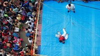 Warga di India pun menyambut perayaan Diwali dengan mengadakan perlombaan gulat. Rupak De Chowdhuri/Reuters.