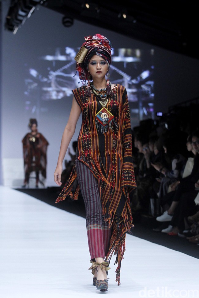 Anne Avantie merilis koleksi busana tenun dalam fashion show bertajuk Badai Pasti Berlalu, di Jakarta Fashion Week 2019, Senayan City, Jakarta, Selasa [23/10/2018]. Foto: Mohamamd Abduh/Wolipop