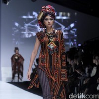 Anne Avantie merilis koleksi busana tenun dalam fashion show bertajuk Badai Pasti Berlalu, di Jakarta Fashion Week 2019, Senayan City, Jakarta, Selasa [23/10/2018]. Foto: Mohamamd Abduh/Wolipop