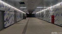 Turun satu lantai, penumpang akan melewati sebuah lorong. Lorong itu sudah terlihat hampir rampung di mana, lantai-lantainya sudah terpasang rapi.