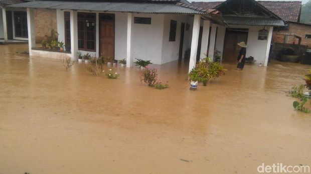Hujan Semalaman, Wilayah Trenggalek Diterjang Banjir dan Longsor