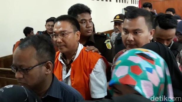 Iwan Adranacus di sidang perdananya. 