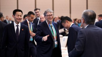 Ia disambut hangat oleh sang pendiri Alibaba, Jack Ma. Foto: Getty Images