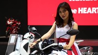 Lainnya mengenakan dress mini serupa dengan warna putih.