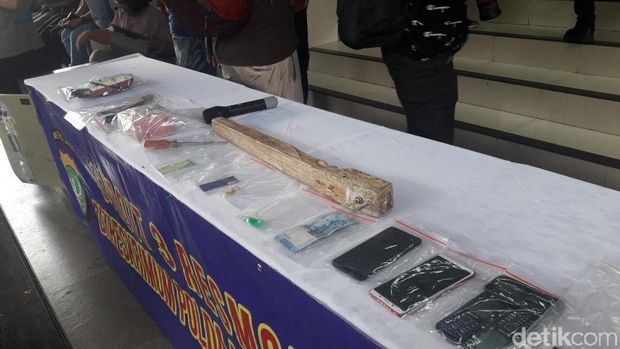 Barang bukti pencurian modus ganjal ATM